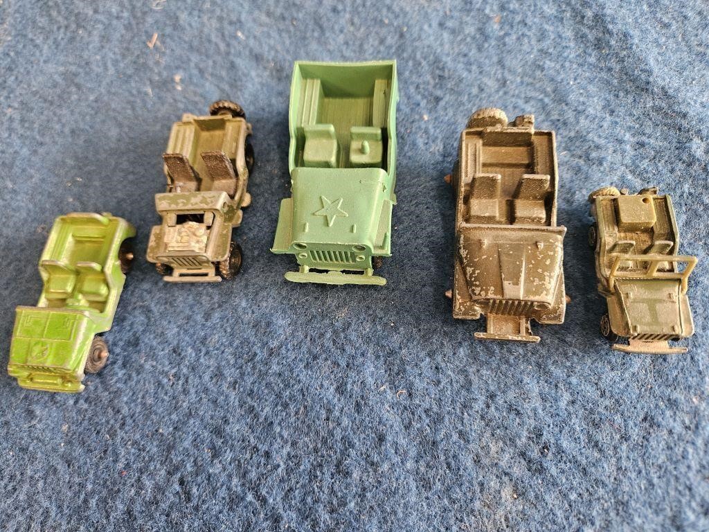 5 VINTAGE MILITARY JEEP TOY CARS ALL ARE BETWEEN