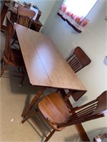 Table and 4 chairs *drop leaf table