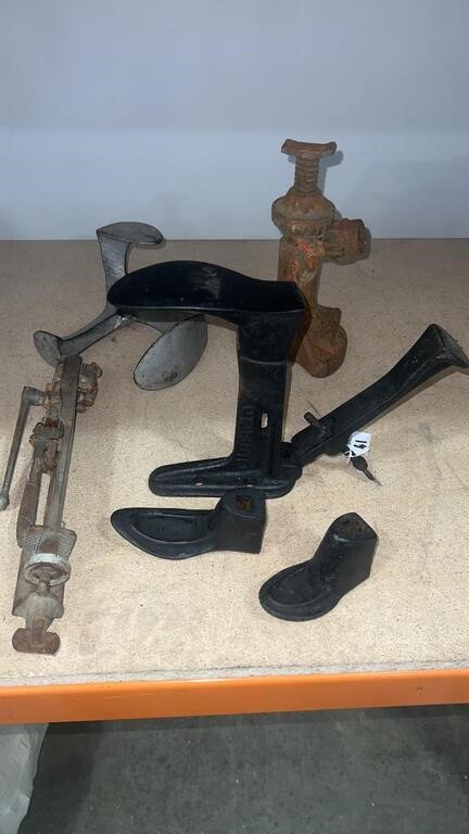 VINTAGE CAST IRON BOOT MAKERS BENCH MOUNT