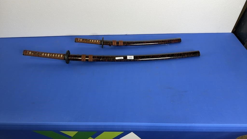 A PAIR OF TRADITIONAL STYLE SAMURI SWORDS