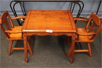 CHILDS VINTAGE MAPLE TABLE & 2 CHAIRS