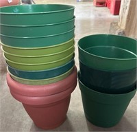 13- 8in plastic flower pots