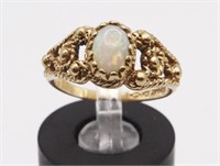 A Ladies 10k Gold & Opal Ring w/pierced floral
