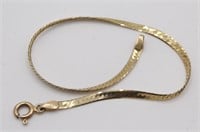 A Ladies 14k Gold Herringbone Bracelet, stamped