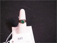 Unmarked yellow gold ring, tests 12K, with green