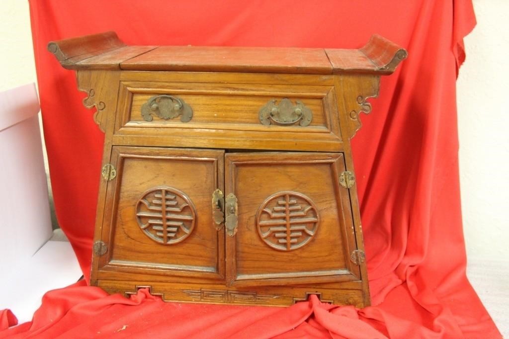 An Oriental Wooden Jewelery/Trinket/Cabinet or Box