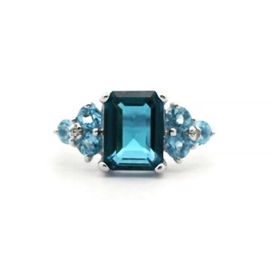 9ct W/G Topaz ring