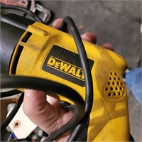 DE WALT ELECTRIC DRILL - WORKS