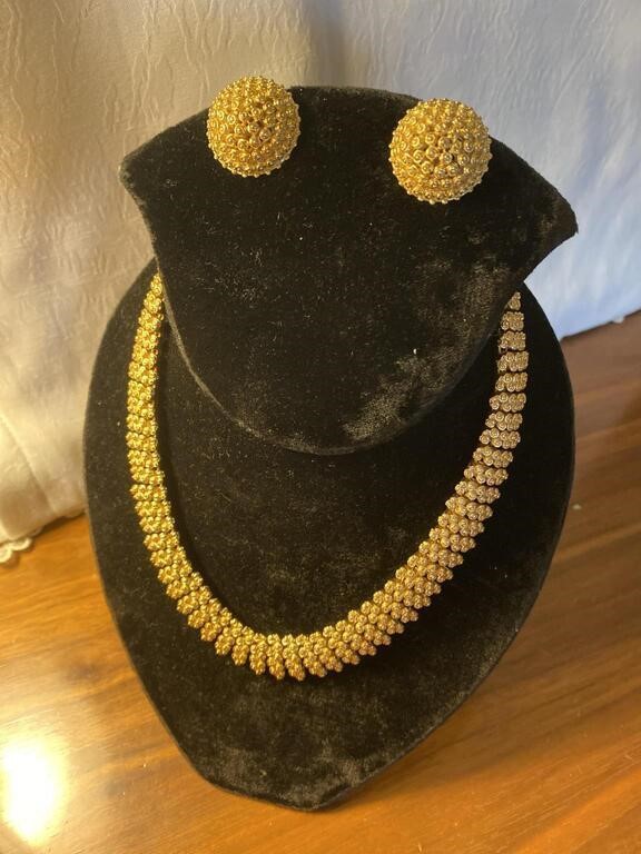 Vintage Gold Tone Chunky Necklace and Clip Ons