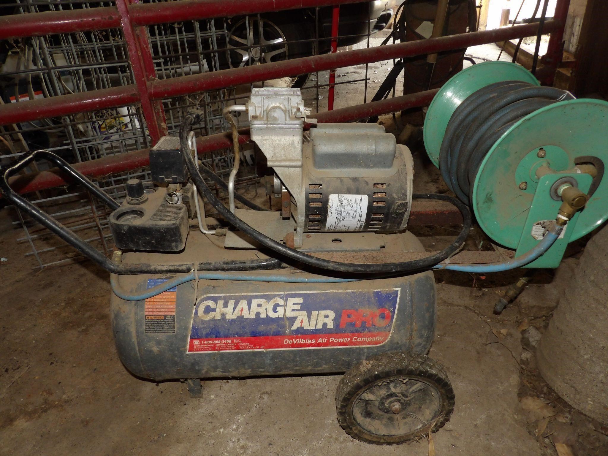 PORTABLE AIR COMPESSOR WITH HOSE AND REEL