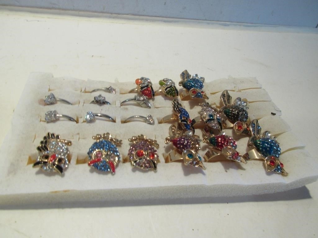 LARGE VARIETY OF COSTUME RINGS