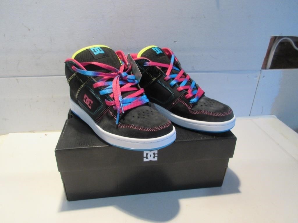 NEW DC SHOES SIZE 8 WOMENS