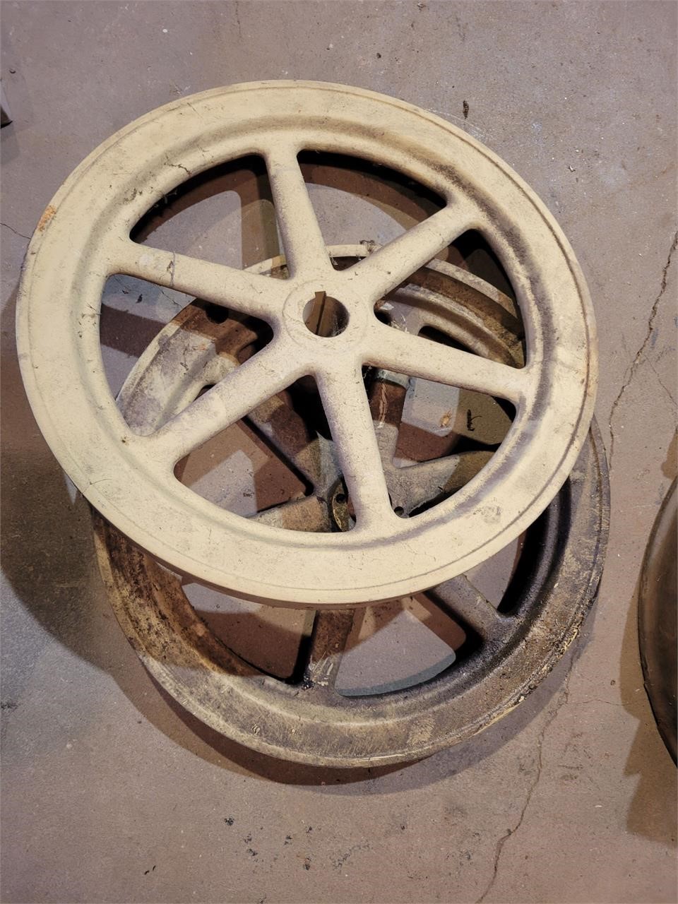 Cast pulley wheel
