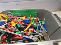 LOT OF K'NEX IN CONTAINER
