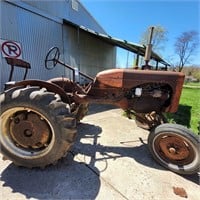 Allis Chalmers 1940 B - pulling tractor Gas wide F
