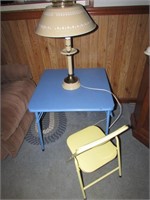 kids table w/3 chairs & table lamp