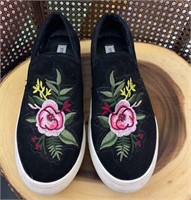 Steve Madden Embroidered Rose Shoes Size 9