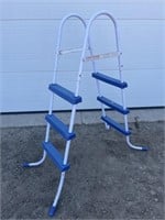 Pool ladder