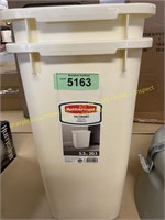 2ct.Rubbermaid 5.3 gallon wastebasket’s