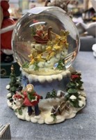 Santa musical Snowglobe