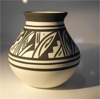 SIGNED MESA VERDE INSPIRED POTTERY VASE