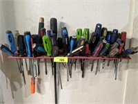 WALL MOUNTED SCREW DRIVER HOLDER AND SCREW