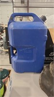 RUBBERMAID 6 GALLON WATER CAN