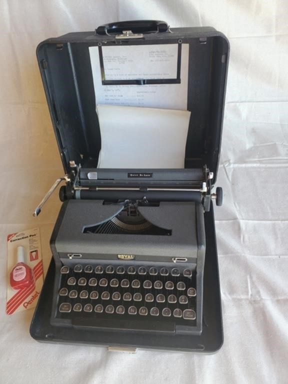 Royal Quiet Deluxe Manual Typewriter