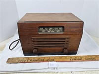 Antique Majestic Radio Powers Up