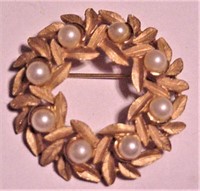 Vtg. Avon Faux Pearl Leaves Brooch Pin