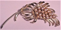 Vtg Faux Pearl and Goldtone Brooch Pin