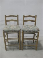 Two 3'x 15"x 17.5" Vtg Chairs