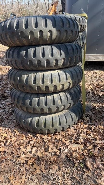 SET OF DUECE 1100:-20 TIRES LIKE NEW