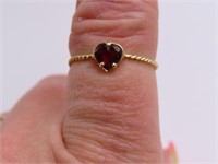 14kt Gold thin sz7.75 Ring w/ Red Heart Stone 0.7g