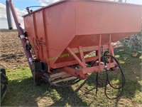 Gravity box with auger