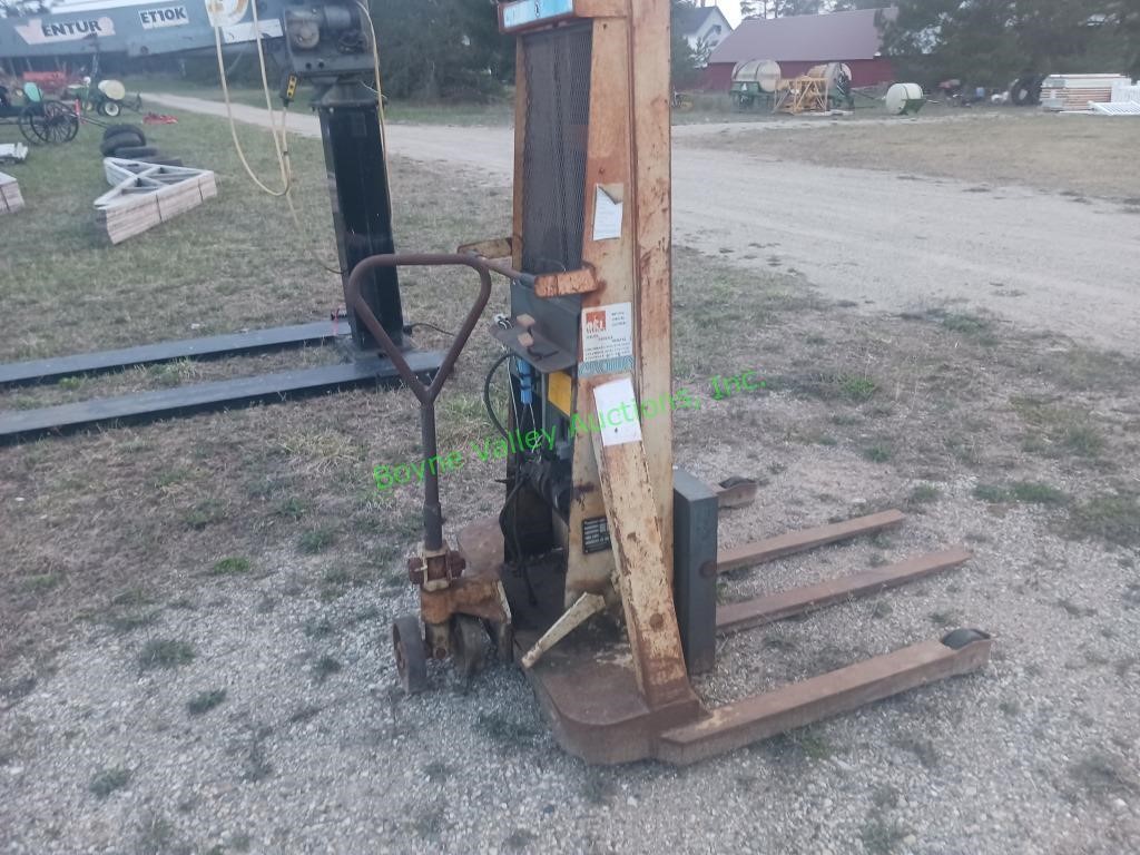 Crown electric forklift