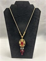 Vintage Goldtone necklace with a pendant