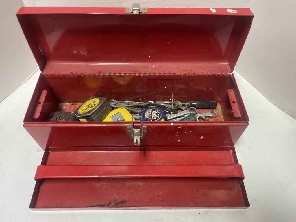 Metal 19” Tool Box. Has tray and some tools.