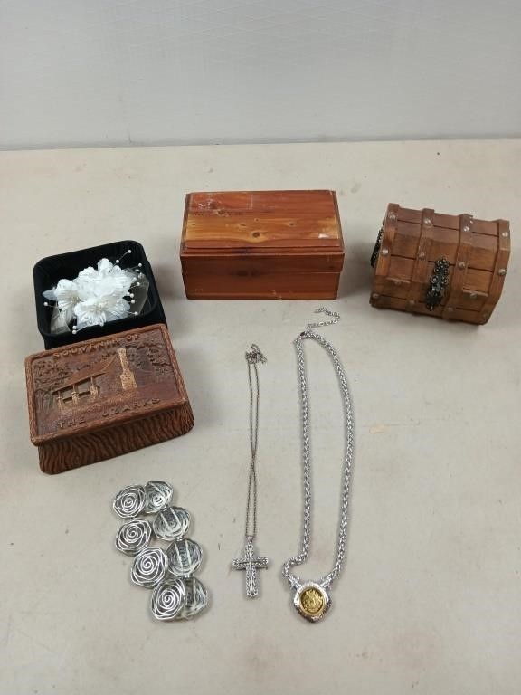 Small lot of small jewelry boxes and jewelry