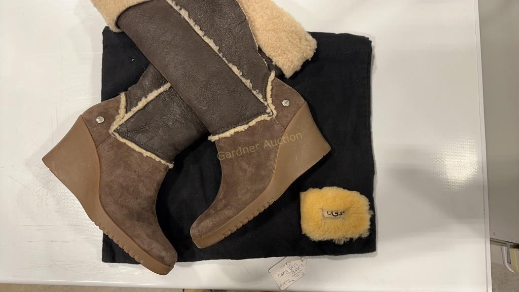 UGG SIZE 7 WOMENS WEDGE BOOTS