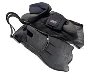 Diving Equipment - Fins and Shoes and Bag   UNH