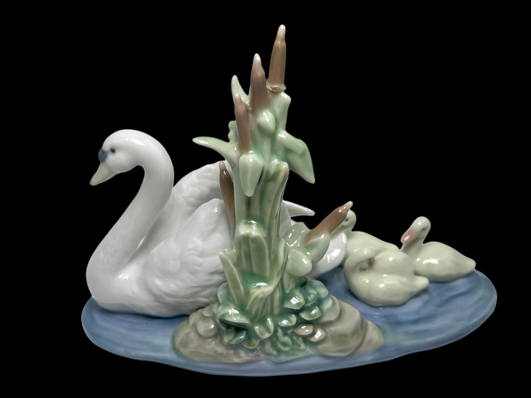 Lladro Porcelain Swan Figurine - 1989