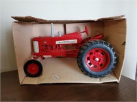 Farmall 350 Tractor
1:16 scale die cast toy