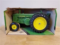 John Deere Model R Tractor
1:16 scale toy