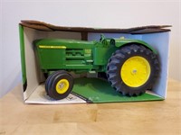 John Deere 5020 die cast toy tractor
1:16 scale