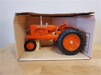 Allis Chalmers WD-45 toy tractor
1:16 scale die