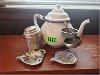 Enamel tea pot, tea bag holders, accessories