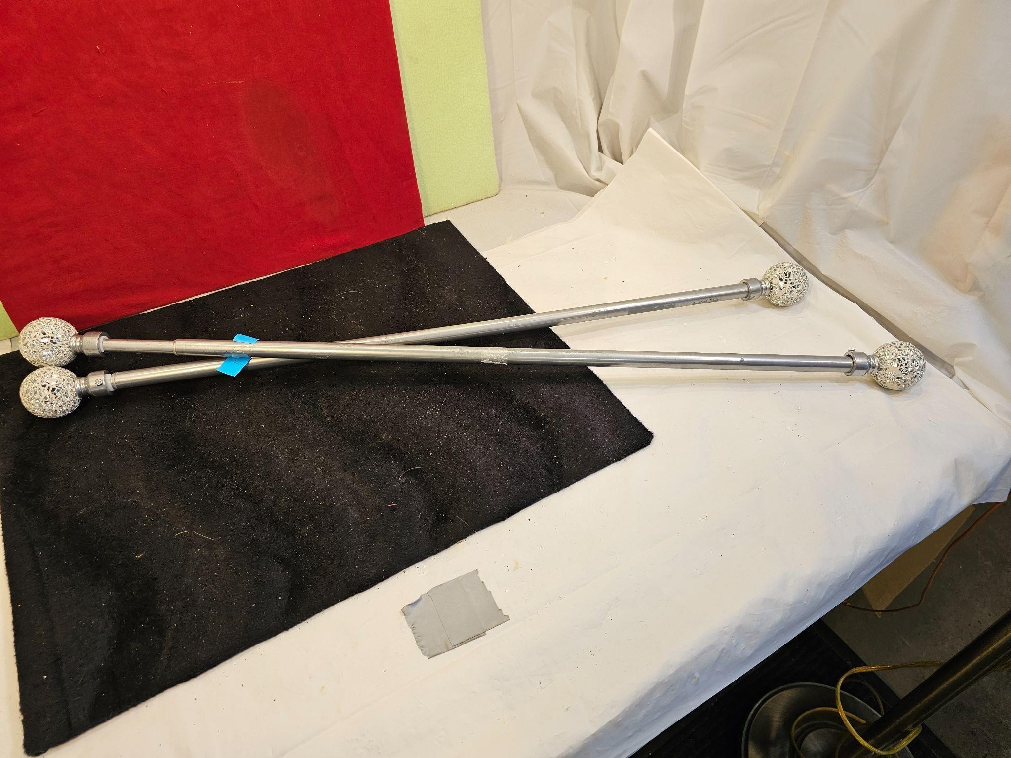CURTAIN RODS WTH DECORATIVE ENDS