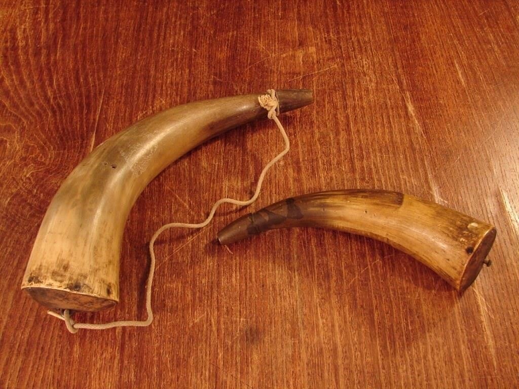 Lot of two old powder horns