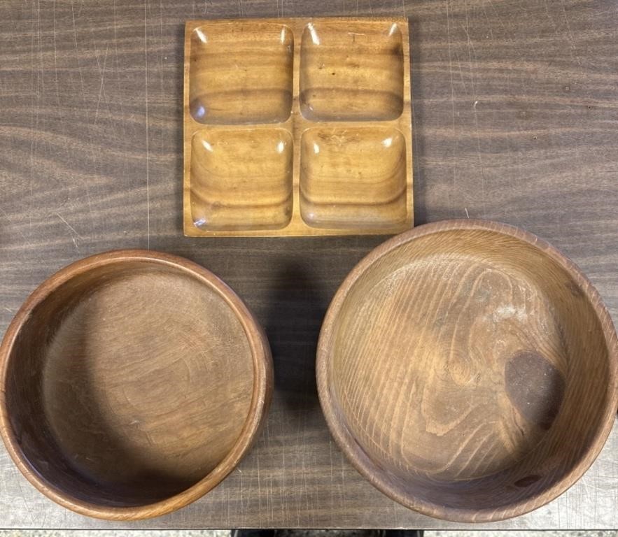 Miscellaneous lot of wooden bowls and tray